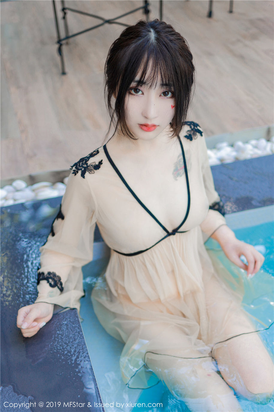 气质美女Betty林子欣美乳长腿湿身诱惑写真(第11页)