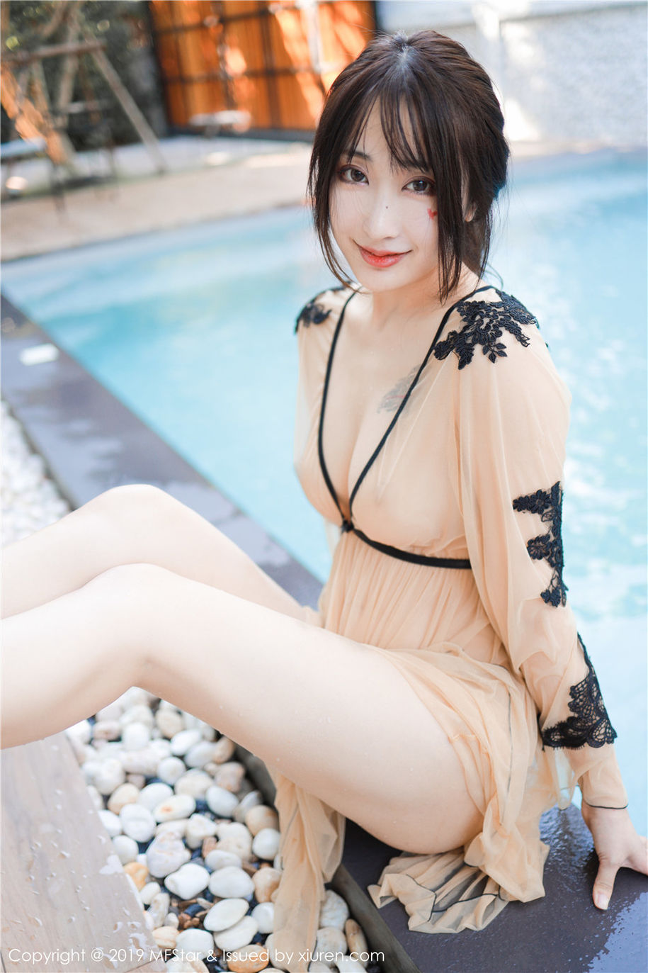 气质美女Betty林子欣美乳长腿湿身诱惑写真(第12页)