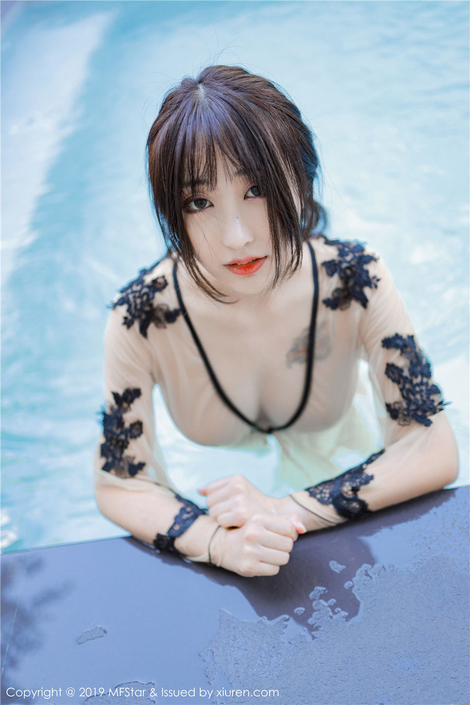 气质美女Betty林子欣美乳长腿湿身诱惑写真(第18页)