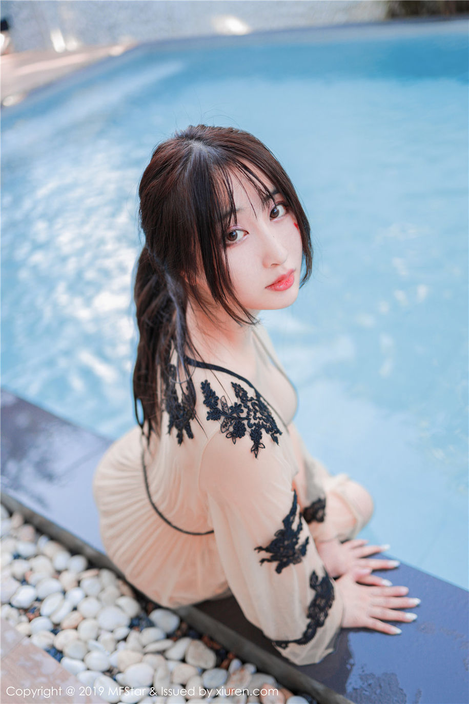 气质美女Betty林子欣美乳长腿湿身诱惑写真(第23页)