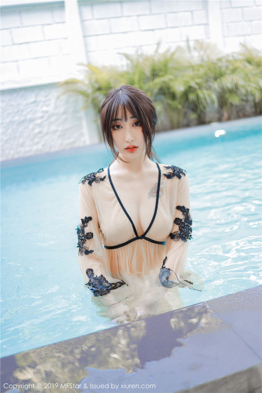 气质美女Betty林子欣美乳长腿湿身诱惑写真(第26页)