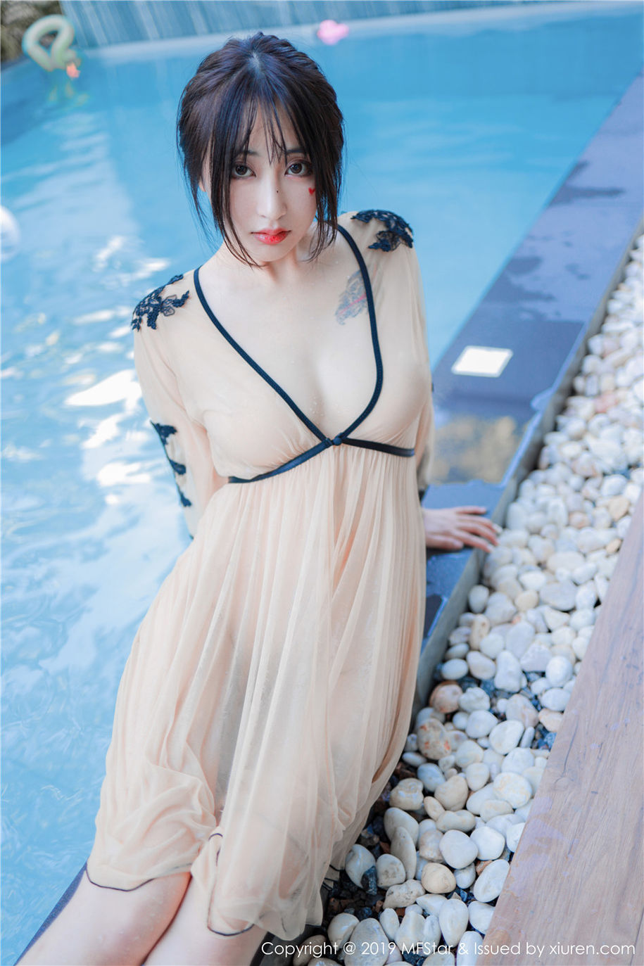 气质美女Betty林子欣美乳长腿湿身诱惑写真(第31页)