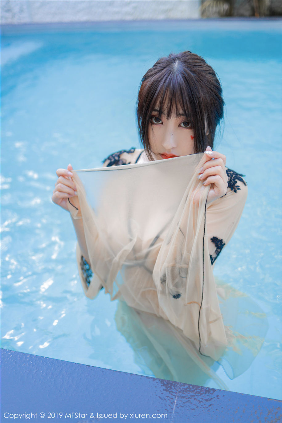 气质美女Betty林子欣美乳长腿湿身诱惑写真(第35页)
