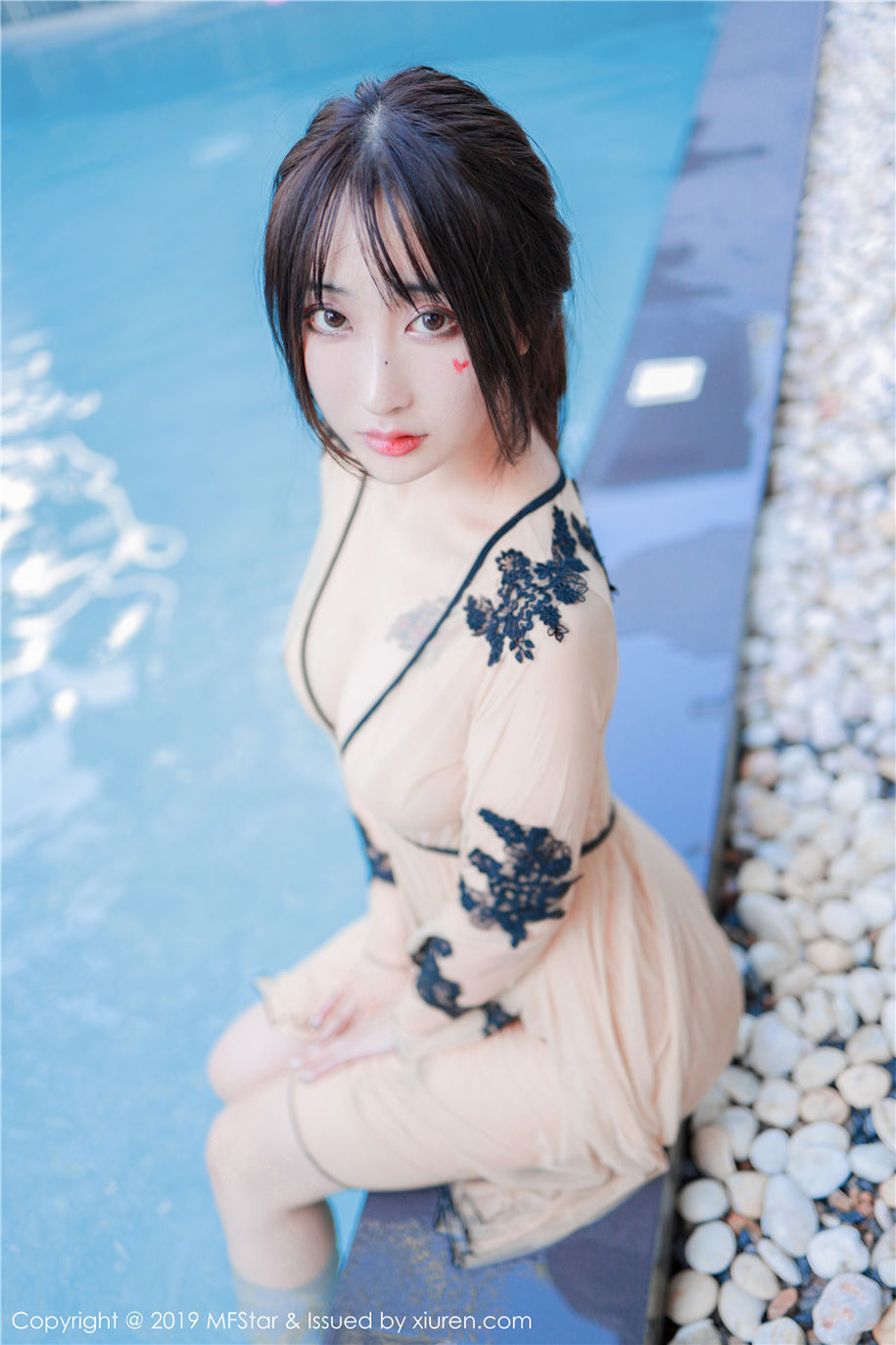 气质美女Betty林子欣美乳长腿湿身诱惑写真(第36页)