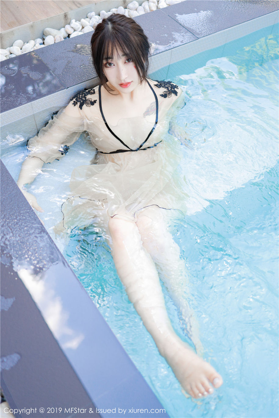 气质美女Betty林子欣美乳长腿湿身诱惑写真(第56页)
