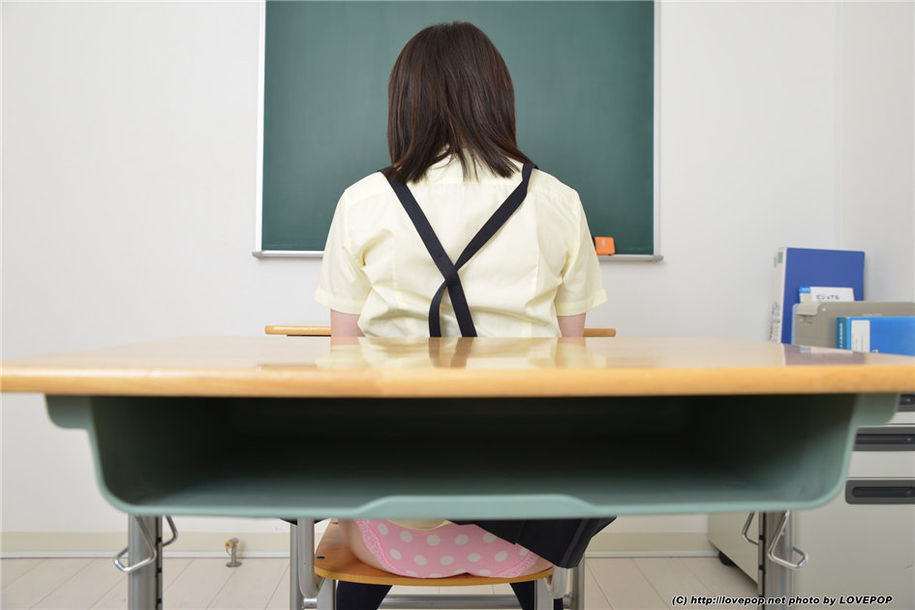 学生妹あいか莉乃制服风骚私拍可爱图片(第3页)