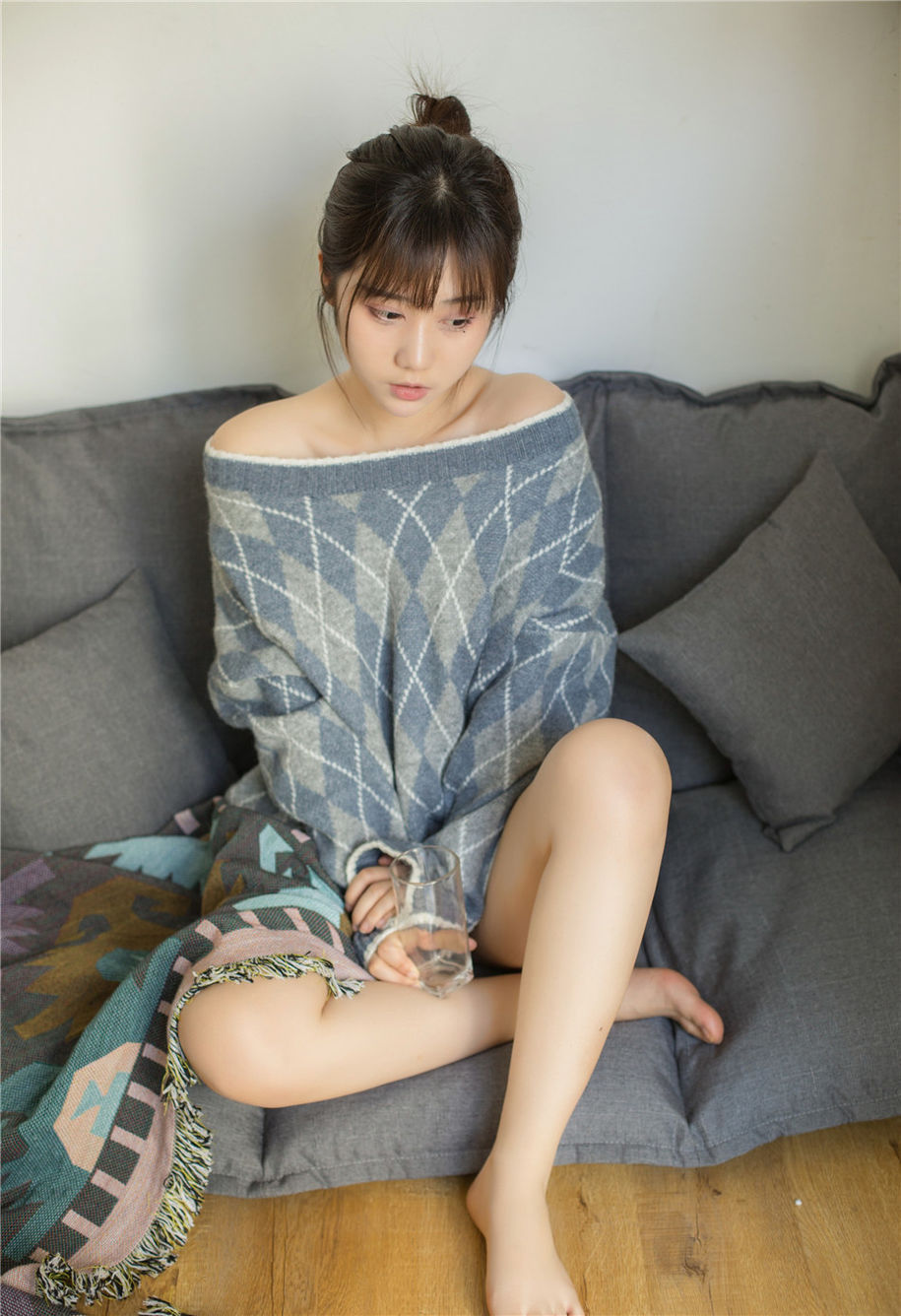 00后美女家居服美腿诱惑写真集(第18页)